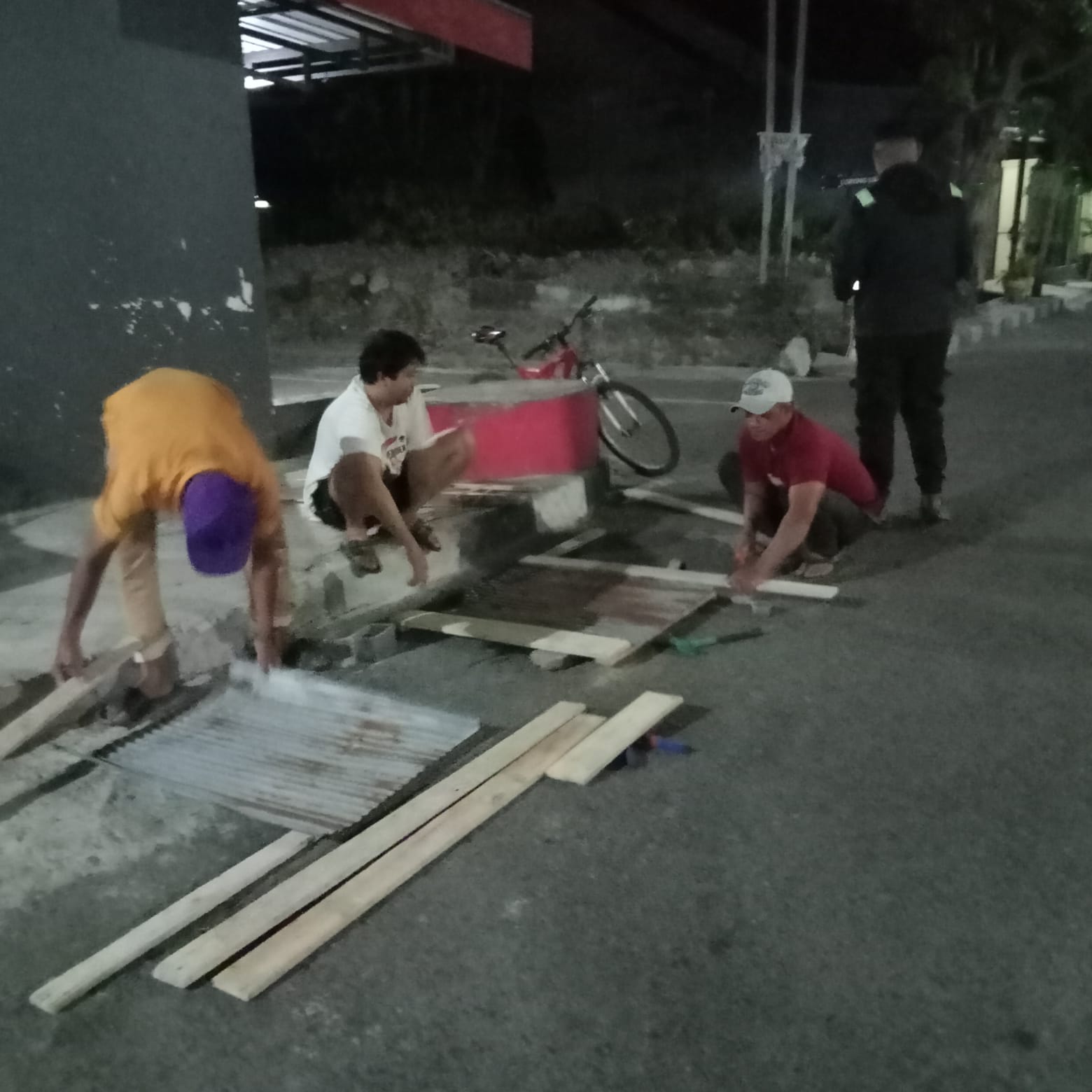 Gotong Royong di Malam Hari, Warga BTN Lamalaka Indah Kompak Tutup Bak Sampah